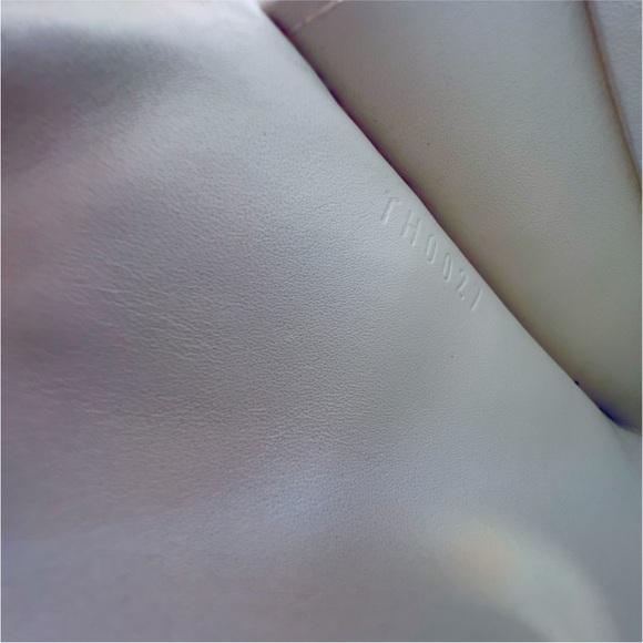 LOUIS VUITTON | Yellow Vernis Clutch - Picture 10 of 11